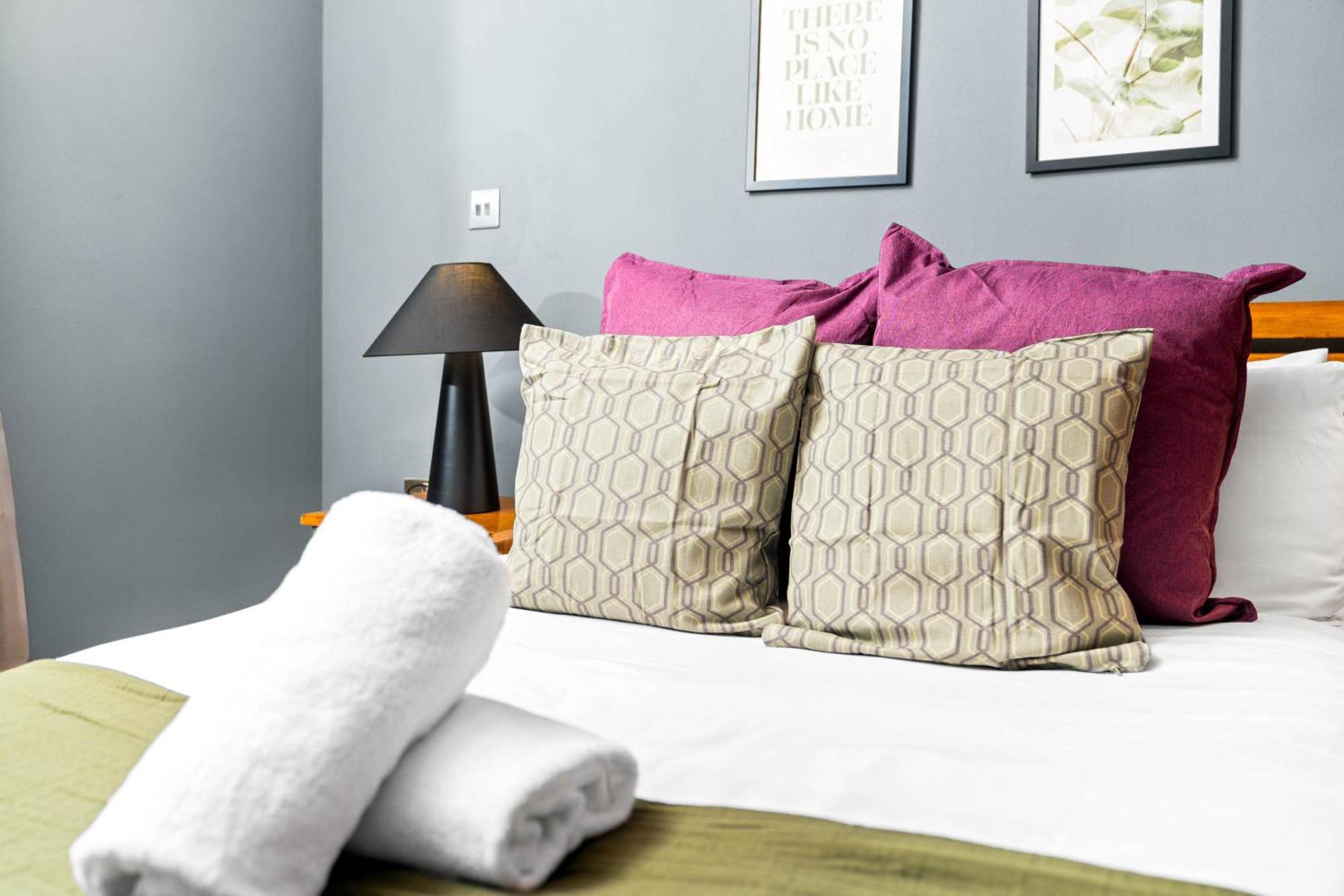 2-bedroom In Heart Of The - China Town - Balcony - Secure Parking Included 48a Apartment *