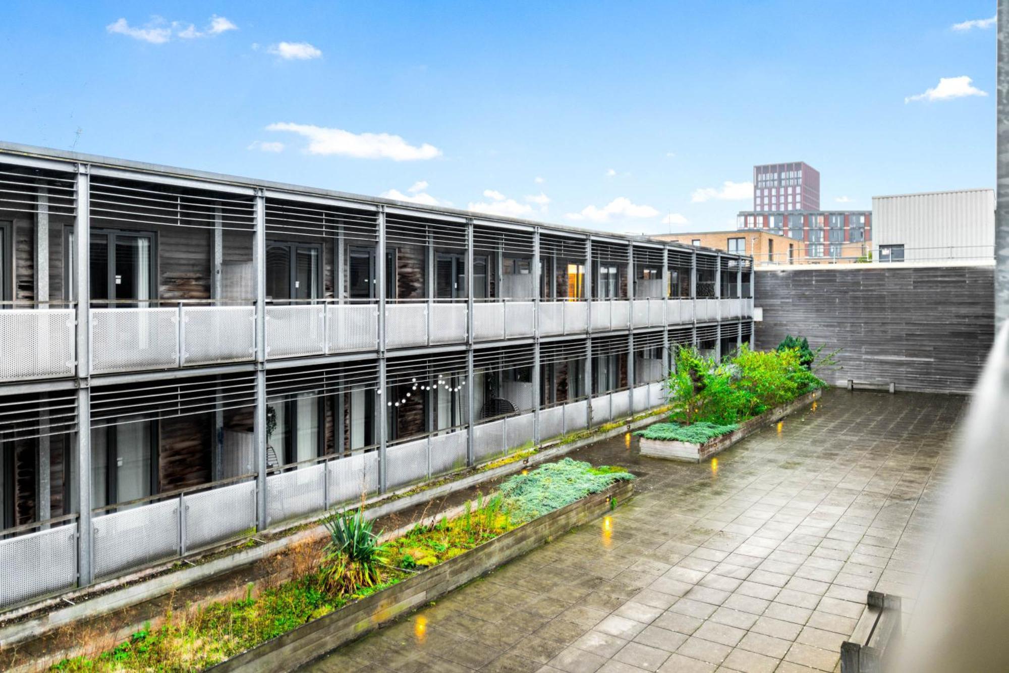 2-bedroom In Heart Of The - China Town - Balcony - Secure Parking Included 48a Apartment *