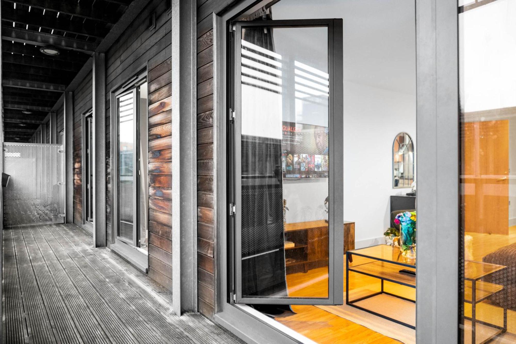 2-bedroom In Heart Of The - China Town - Balcony - Secure Parking Included 48a