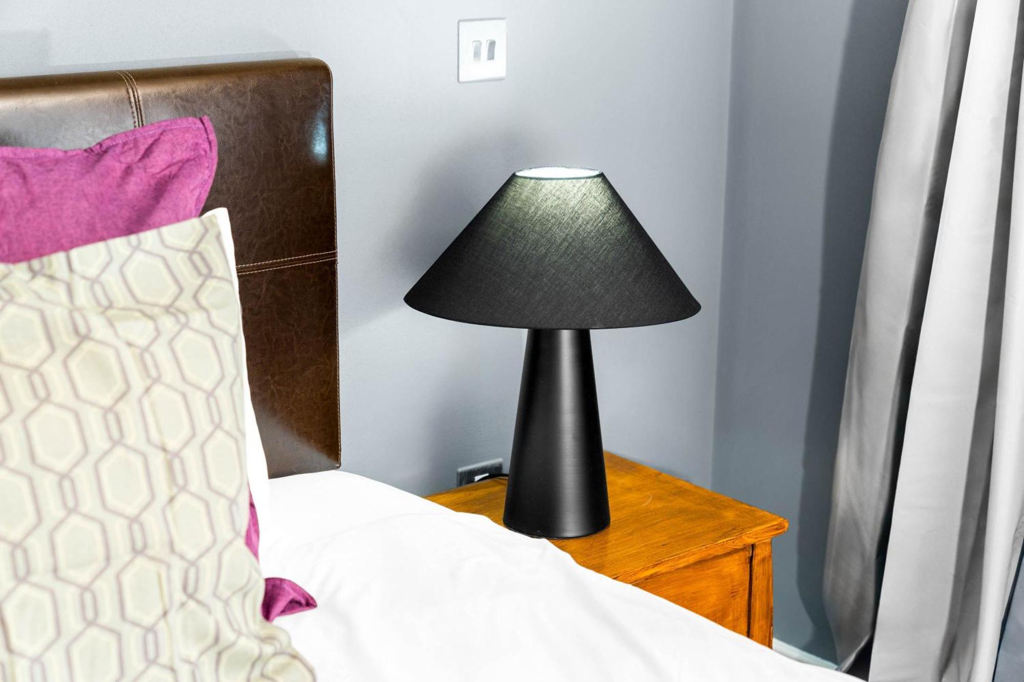 2-bedroom In Heart Of The - China Town - Balcony - Secure Parking Included 48a Apartment