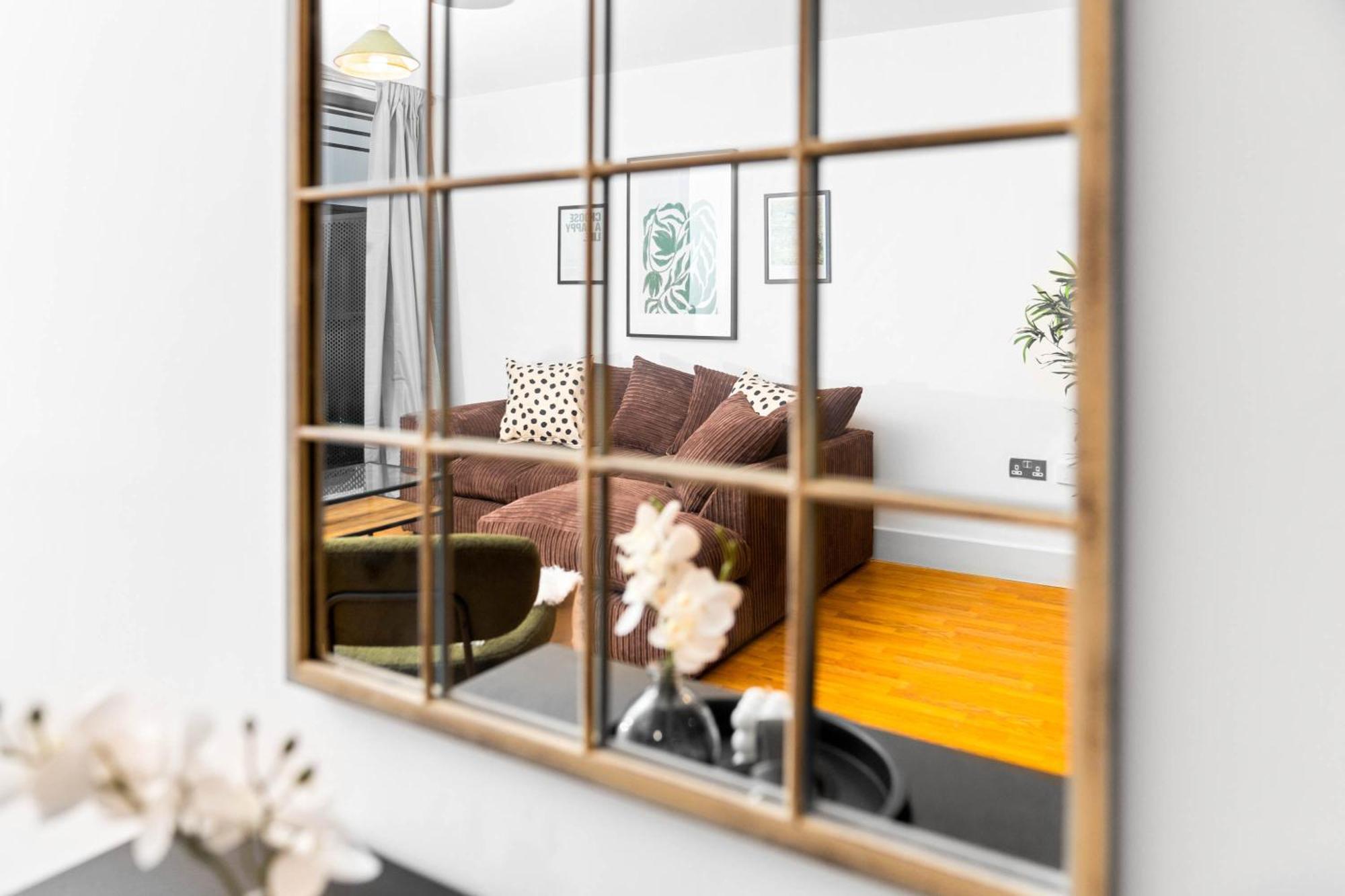 2-bedroom In Heart Of The - China Town - Balcony - Secure Parking Included 48a