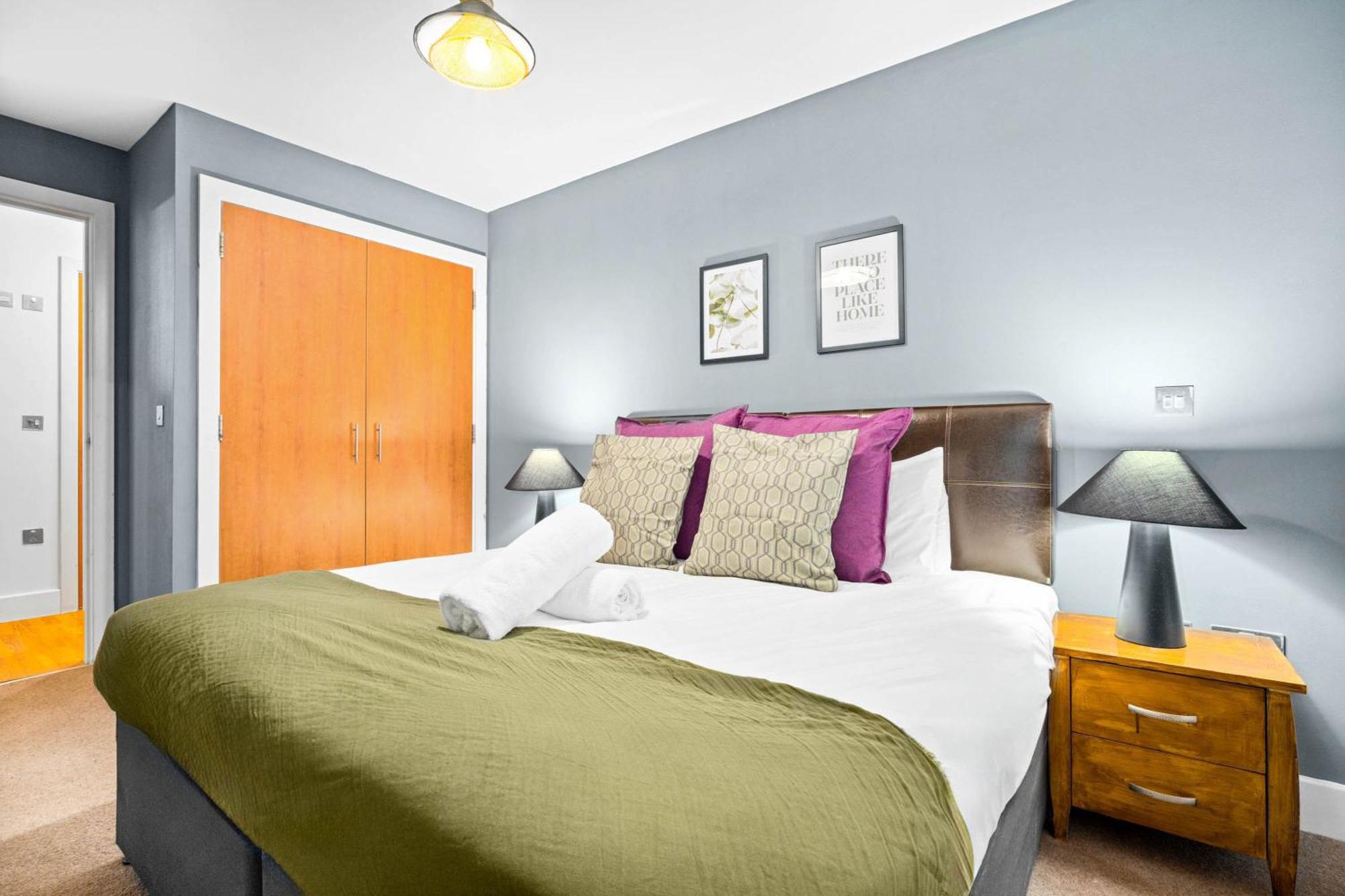 2-bedroom In Heart Of The - China Town - Balcony - Secure Parking Included 48a *