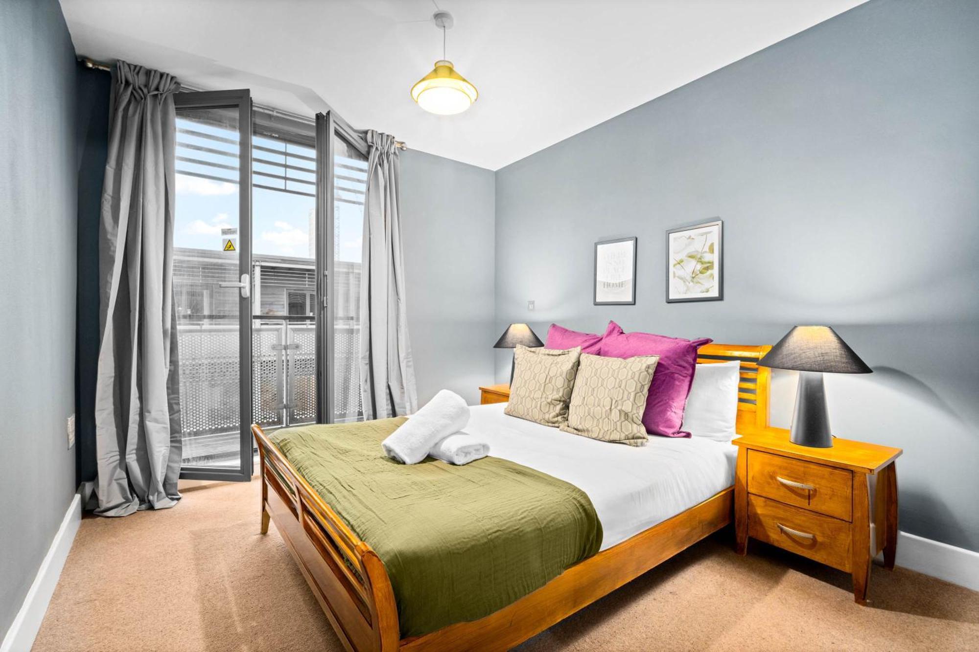 2-bedroom In Heart Of The - China Town - Balcony - Secure Parking Included 48a *
