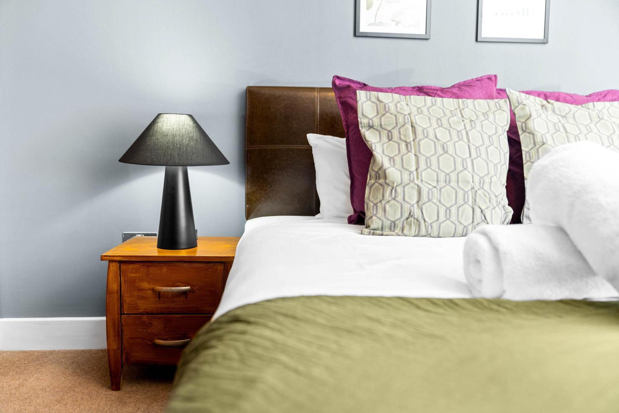 2-bedroom In Heart Of The - China Town - Balcony - Secure Parking Included 48a Birmingham